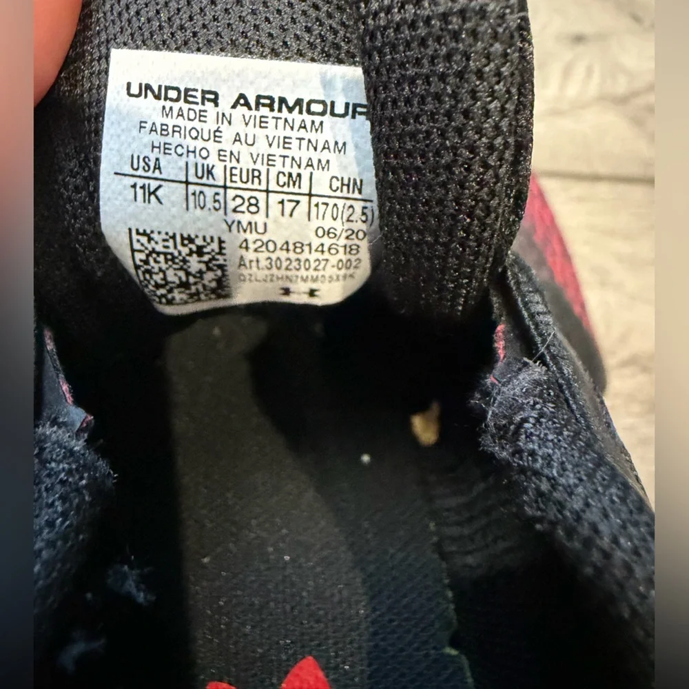 Under Armour Black and Red Running Shoes (1K)